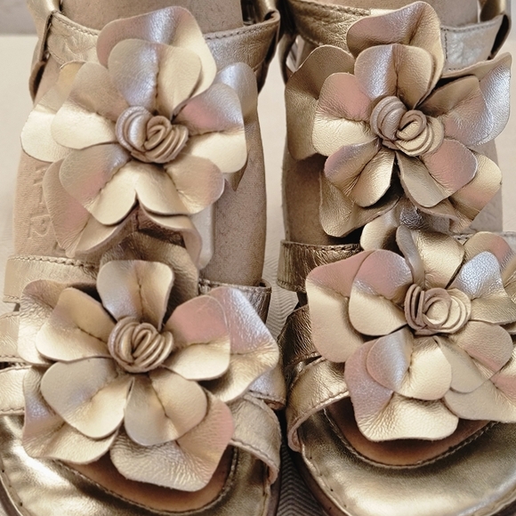 BORN Metallic Gold Flower Leather High Sandal Size 8 - Picture 2 of 9